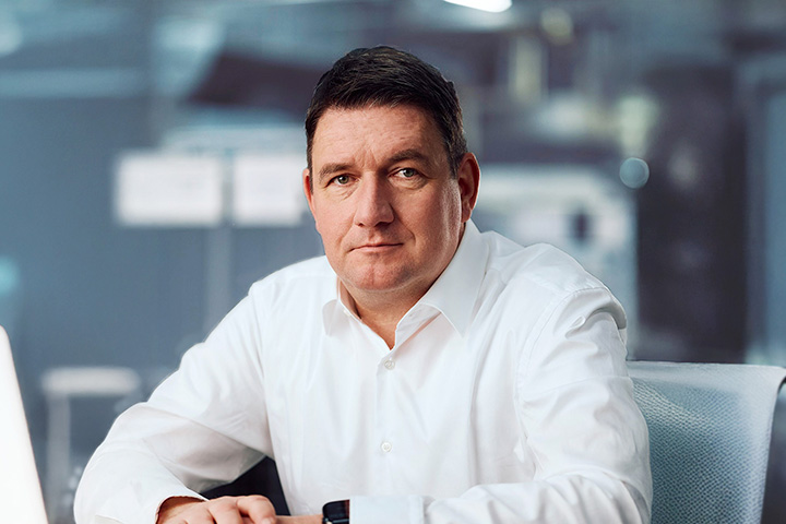 CEO - Dr. Erek Speckert Dr. Erek Speckert, Präsident und CEO der KERN LIEBERS Gruppe.